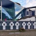Gedenkstätte mit weißen Kreuzen und Marie-Elisabeth-Lüders-Haus Gedenkstätte mit weißen Kreuzen und Marie-Elisabeth-Lüders-Haus
