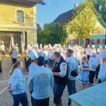 Feierlicher Umzug mit Fahnenträgern und allen Köchinnen und Köchen in Berufsbekleidung Feierlicher Umzug mit Fahnenträgern und allen Köchinnen und Köchen in Berufsbekleidung