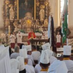 Beim Gottesdienst tragen alle Köchinnen und Köche ihre Berufsbekleidung Beim Gottesdienst tragen alle Köchinnen und Köche ihre Berufsbekleidung